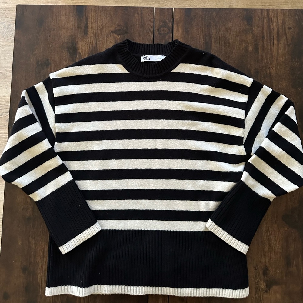 Zara Women's Black and Cream Striped Crewneck Sweater